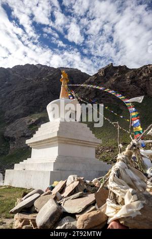 Un seul stupa ou chorten dans la montagne avec des drapeaux de prière attachés à elle. Banque D'Images