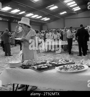 Fox Hunting UK thé de l'après-midi, après le Puppy Show pour la chasse du duc de Beaufort à Badminton House. Le thé a lieu dans l'une des granges du domaine, c'est une occasion sociale très locale. Badminton, Gloucestershire Angleterre Royaume-Uni années 2002 2000 HOMER SYKES Banque D'Images