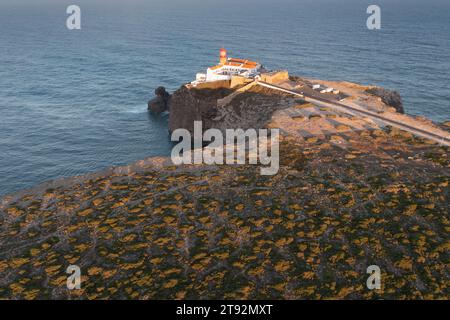 Un sommet les falaises accidentées de Cabo de São Vicente, Farol do Cabo de São Vicente phare, vue panoramique sur l'océan Atlantique. Région de l'Algarve. Antenne Banque D'Images