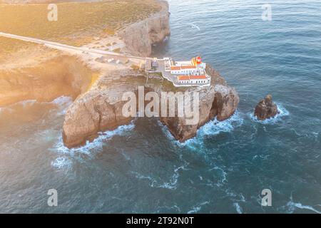 Un sommet les falaises accidentées de Cabo de São Vicente, Farol do Cabo de São Vicente phare, vue panoramique sur l'océan Atlantique. Région de l'Algarve. Antenne Banque D'Images