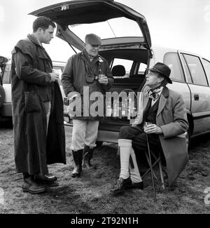 Hare Coursing UK 2000s. Un déjeuner liquide à l'arrière d'une voiture quatre par quatre est apprécié dans l'enceinte des membres de la coupe Waterloo. La coupe Waterloo est considérée comme le ruban bleu, ou Ascot, de la saison des lièvres. Près de Altcar, Lancashire, Angleterre. Années 2000 2002 HOMER SYKES Banque D'Images