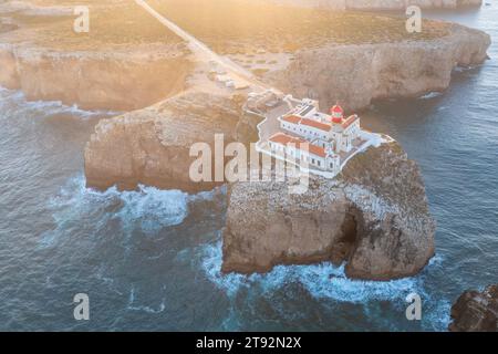 Un sommet les falaises accidentées de Cabo de São Vicente, Farol do Cabo de São Vicente phare, vue panoramique sur l'océan Atlantique. Région de l'Algarve. Antenne Banque D'Images