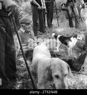 Mink Hunting Royaume-Uni. Les Minkhounds de la vallée, des adeptes se reposant sur la rive de la rivière par une journée d'été très chaude. River Enborne, près d'Aldermaston, Berkshire 2002, années 2000 Angleterre HOMER SYKES Banque D'Images