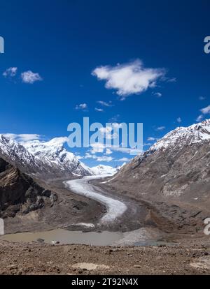 glacier le plus proche. Le glacier Drung est le glacier le plus proche que vous rencontrerez. Ce glacier est situé sur le chemin du Zanskar depuis Kargil. Banque D'Images