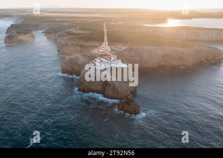 Un sommet les falaises accidentées de Cabo de São Vicente, Farol do Cabo de São Vicente phare, vue panoramique sur l'océan Atlantique. Région de l'Algarve. Antenne Banque D'Images