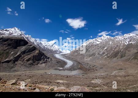 glacier le plus proche. Le glacier Drung est le glacier le plus proche que vous rencontrerez. Ce glacier est situé sur le chemin du Zanskar depuis Kargil. Banque D'Images