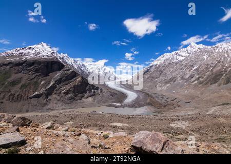 glacier le plus proche. Le glacier Drung est le glacier le plus proche que vous rencontrerez. Ce glacier est situé sur le chemin du Zanskar depuis Kargil. Banque D'Images