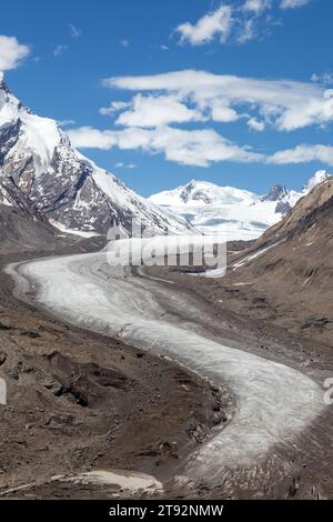 glacier le plus proche. Le glacier Drung est le glacier le plus proche que vous rencontrerez. Ce glacier est situé sur le chemin du Zanskar depuis Kargil. Banque D'Images