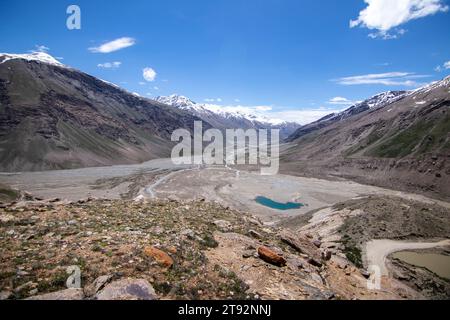 Un beau paysage avec beaucoup de rivières tressées provenait du glacier drang Drung au ladakh. Banque D'Images