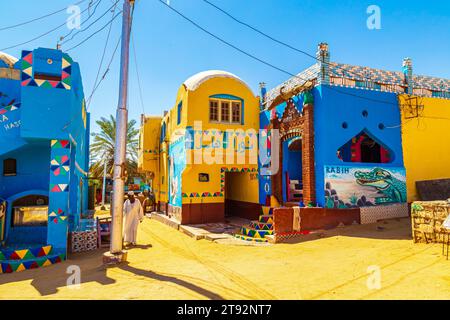 Maisons aux couleurs vives dans un célèbre village nubien. Assouan, Égypte – 17 octobre 2023 Banque D'Images