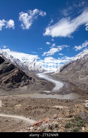 glacier le plus proche. Le glacier Drung est le glacier le plus proche que vous rencontrerez. Ce glacier est situé sur le chemin du Zanskar depuis Kargil. Banque D'Images