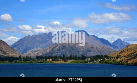 le lac hayes et les montagnes remarquables, vues depuis le circuit du lac hayes, près de queenstown, sur l'île sud de la nouvelle-zélande Banque D'Images