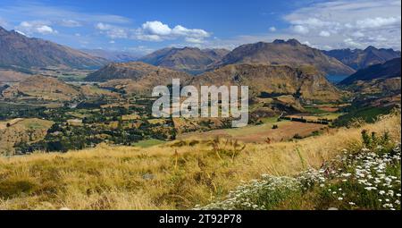 shotover, terrain plat et terrain de dalefield jusqu'au lac hayes, à partir du pic coronet. près de queenstown sur l'île sud de la nouvelle-zélande Banque D'Images