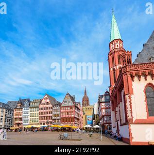 Francfort, Allemagne - 17 août 2023 : vue générale du Römerberg dans la vieille ville, bordée de maisons à colombages colorées, l'Alte Nikolaikirche an Banque D'Images