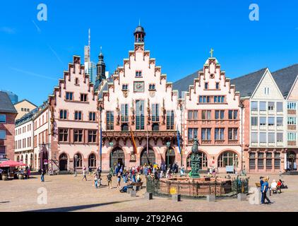 Façade du Römer, hôtel de ville de Francfort-sur-le-main, Allemagne, avec la fontaine de Justice sur la place pavée Römerberg dans le quartier historique. Banque D'Images