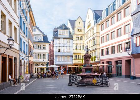 La fontaine Stoltze se dresse sur la place du marché au poulet dans la vieille ville de Francfort-sur-le-main, en Allemagne, bordée de maisons médiévales colorées. Banque D'Images