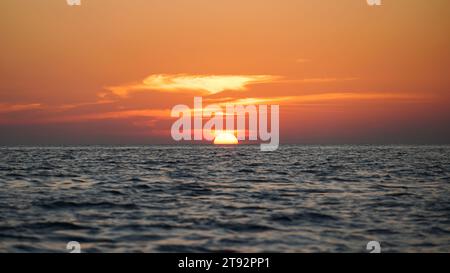 Grand coucher de soleil sur la mer, Panorama de lever de soleil de mer, lever de soleil de l'océan, paysage marin. Coucher de soleil coloré romantique à la mer. Le soleil touche l'horizon. Banque D'Images