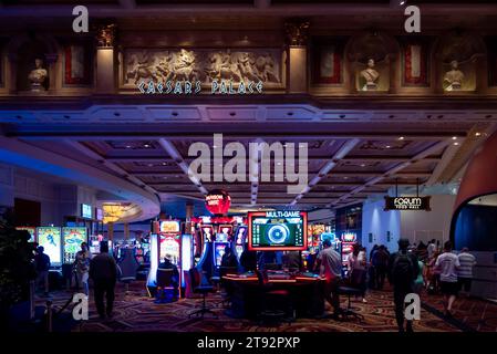 Las Vegas, Nevada - 17 mai 2023 : scène de machines à sous colorées et de personnes jouant dans un casino à Las Vegas, Nevada Banque D'Images