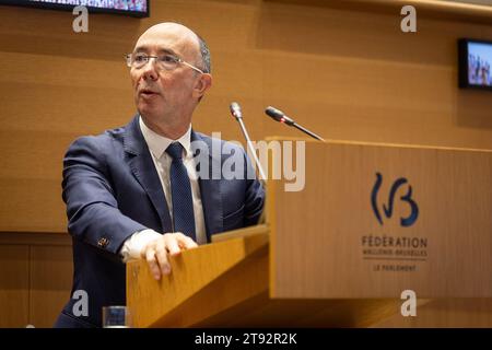 Fédération Wallonie - le Président du Parlement bruxellois Rudy Demotte photographié pendant que le délégué général aux droits de l'enfant (DGDE) remet son rapport au Président du Parlement de la Fédération Wallonie-Bruxelles, mercredi 22 novembre 2023, à Bruxelles. A l'occasion de la Journée internationale des droits de l'enfant (20 novembre), DGDE Laqdim présentera son rapport annuel d'activités pour 2022-2023. Il s’agit du premier rapport de Laqdim, nommé délégué général en janvier dernier, succédant à de vos. Après les discours, quelque 70 élèves de trois écoles de la Fédération Wallonie-Bruxelles le feront Banque D'Images