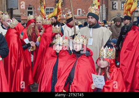 Les enfants portant des couronnes en papier se préparent pour la cavalcade des Mages, procession des fêtes de l'Epiphanie, Cracovie, Pologne Banque D'Images