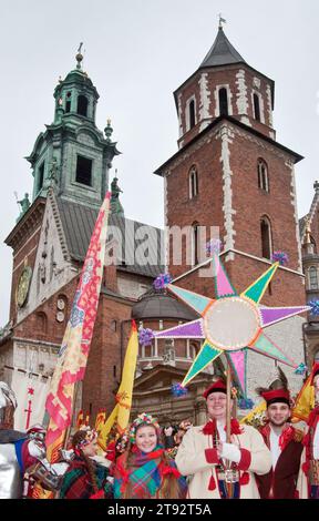 Les gens portant des costumes de la région de Cracovie, portant l'étoile de Bethléem, devant la cathédrale de Wawel, devant la cavalcade des Mages, procession des fêtes de l'Épiphanie, Cracovie, Pologne Banque D'Images