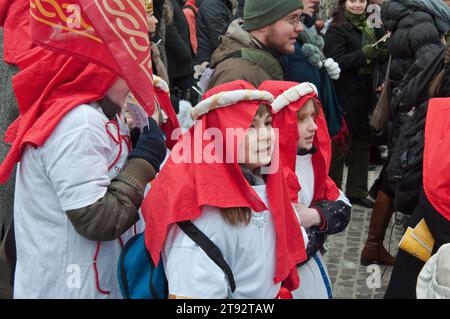 Enfants portant une coiffe palestinienne, chantant des chants de Noël, cavalcade des Mages, procession des fêtes de l'Épiphanie, Cracovie, Pologne Banque D'Images