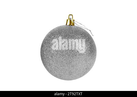 Une boule de Noël grise et argentée pailletée isolée sur fond blanc. Jouet décoratif, boule brillante recouverte de paillettes. Décor pour le sapin de Noël Banque D'Images