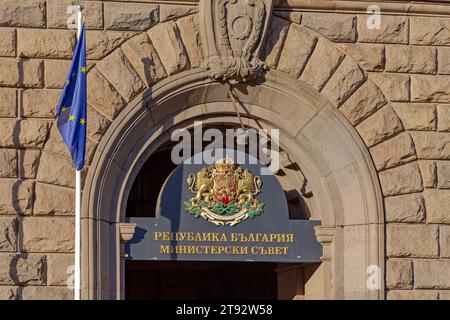 Sofia, Bulgarie - 16 octobre 2023 : armoiries au Conseil des ministres bulgares dans la capitale lors du Sunny Autumn Day. Banque D'Images