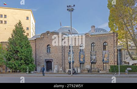 Sofia, Bulgarie - 16 octobre 2023 : Institut archéologique national avec Musée bas Building à Knyaz Alexander Dondukov Boulevard dans la capitale ce Banque D'Images