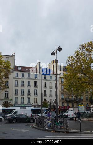 Paris, France, 2023. Boulevard Beaumarchais, le drapeau bleu de l’Europe avec ses douze étoiles dorées flottant devant les bâtiments parisiens (vertical) Banque D'Images