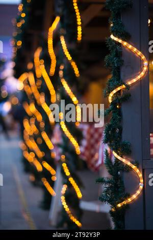 Plongez dans la lueur enchanteresse des lumières de Noël festives dans cette image au format vertical. La photographie montre un tube lumineux qui s'enroule le long Banque D'Images