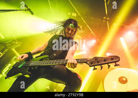 Aarhus, Danemark. 21 novembre 2023. Le groupe de Metal écossais Alestorm donne un concert au Voxhall à Aarhus. Ici, le bassiste Gareth Murdock est vu en direct sur scène. (Crédit photo : Gonzales photo/Alamy Live News Banque D'Images