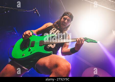 Aarhus, Danemark. 21 novembre 2023. Le groupe de Metal écossais Alestorm donne un concert au Voxhall à Aarhus. Ici le guitariste Mata Bodor est vu en direct sur scène. (Crédit photo : Gonzales photo/Alamy Live News Banque D'Images