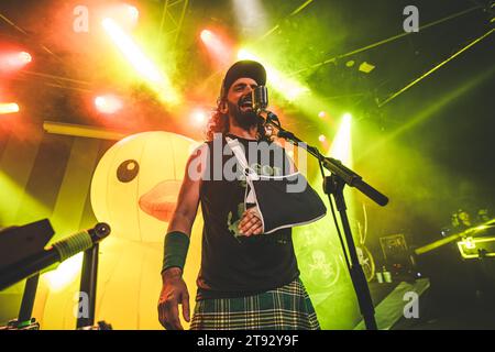 Aarhus, Danemark. 21 novembre 2023. Le groupe de Metal écossais Alestorm donne un concert au Voxhall à Aarhus. Ici, le chanteur et musicien Christopher Bowes est vu en direct sur scène. (Crédit photo : Gonzales photo/Alamy Live News Banque D'Images