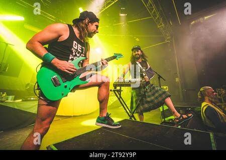 Aarhus, Danemark. 21 novembre 2023. Le groupe de Metal écossais Alestorm donne un concert au Voxhall à Aarhus. Ici, le chanteur et musicien Christopher Bowes (à droite) est vu en direct sur scène avec le guitariste Mata Bodor (à gauche). (Crédit photo : Gonzales photo/Alamy Live News Banque D'Images