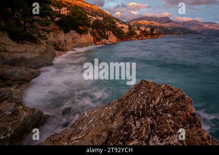 Coucher de soleil sur la côte dalmate avec vue sur le parc naturel Biokovo Banque D'Images