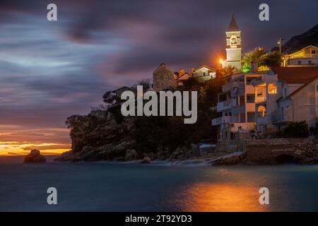 Paysage romantique d'une petite marina sur la Riviera Makarska lors d'une soirée orageuse Banque D'Images