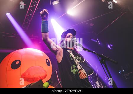 Aarhus, Danemark. 21 novembre 2023. Le groupe de Metal écossais Alestorm donne un concert au Voxhall à Aarhus. Ici, le chanteur et musicien Christopher Bowes est vu en direct sur scène. (Crédit photo : Gonzales photo/Alamy Live News Banque D'Images