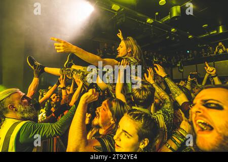 Aarhus, Danemark. 21 novembre 2023. Les spectateurs sont invités à surfer à un concert live avec le groupe de Metal écossais Alestorm au Voxhall à Aarhus. (Crédit photo : Gonzales photo/Alamy Live News Banque D'Images
