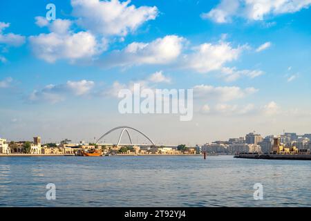 Vue panoramique de Dubai Creek par temps nuageux Banque D'Images