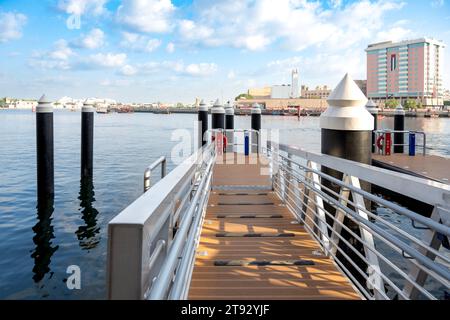 Vue panoramique de Dubai Creek par temps nuageux Banque D'Images