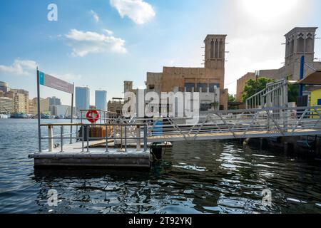 Vue panoramique de Dubai Creek par temps nuageux Banque D'Images