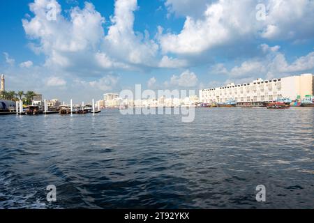 Vue panoramique de Dubai Creek par temps nuageux Banque D'Images