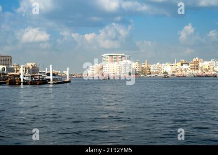 Vue panoramique de Dubai Creek par temps nuageux Banque D'Images