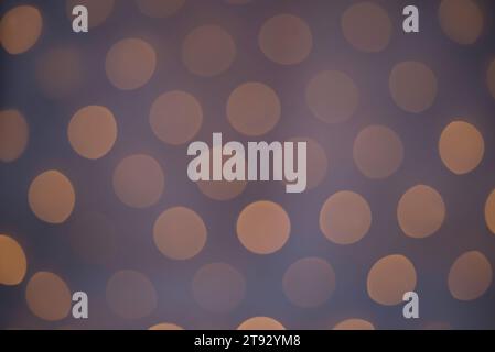 Explorez la beauté éthérée de cette image, une variante laiteuse du bokeh festif capturée avec un objectif 75 mm à ouverture F1.8. Délicatement dorée Banque D'Images