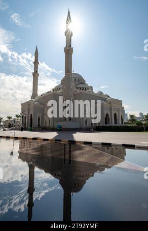 Vue réfléchissante de la célèbre mosquée Al Noor à Sharjah Banque D'Images