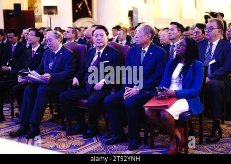 Le président de la Corée du Sud Yoon Suk Yeol (avant 2e à gauche) et le secrétaire d'État Kemi Badenoch (avant à droite) au Forum des affaires Shaping the future : UK-Korea, à Mansion House, au centre de Londres, le deuxième jour de la visite d'État au Royaume-Uni. Le forum réunit des PDG et des représentants des entreprises de Corée du Sud et du Royaume-Uni pour discuter de la collaboration pour créer des opportunités commerciales. Date de la photo : mercredi 22 novembre 2023. Banque D'Images