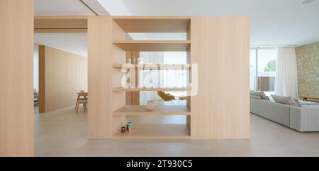 Une maison de luxe avec une piscine minimaliste et blanche et des jardins pourrait avoir un design contemporain et élégant Banque D'Images