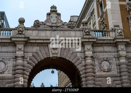 Stockholm Suède : Riksdagshuset ou Parlement, Riksdag. Porte historique voûtée à Gamla Stan Banque D'Images