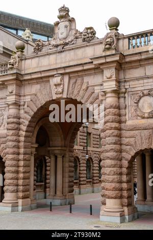 Stockholm Suède : Riksdagshuset ou Parlement, Riksdag. Porte historique voûtée à Gamla Stan Banque D'Images